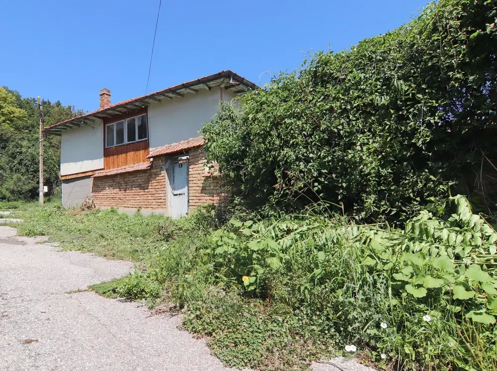 Huis met twee verdiepingen + 660 m² grond in Karan Varbovka - Bulgarije