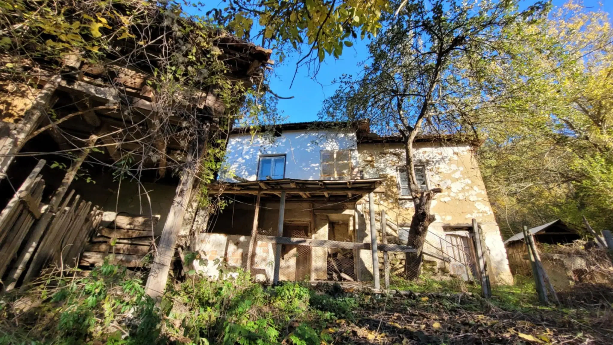 Huis met een perceel van 3.995 m² en bijgebouwen in Kosta Perchevo - Bulgarije