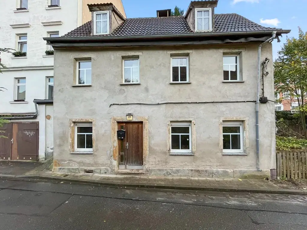 Vrijstaand object met 2 voormalige woningen en een schuur in Zeitz - Duitsland