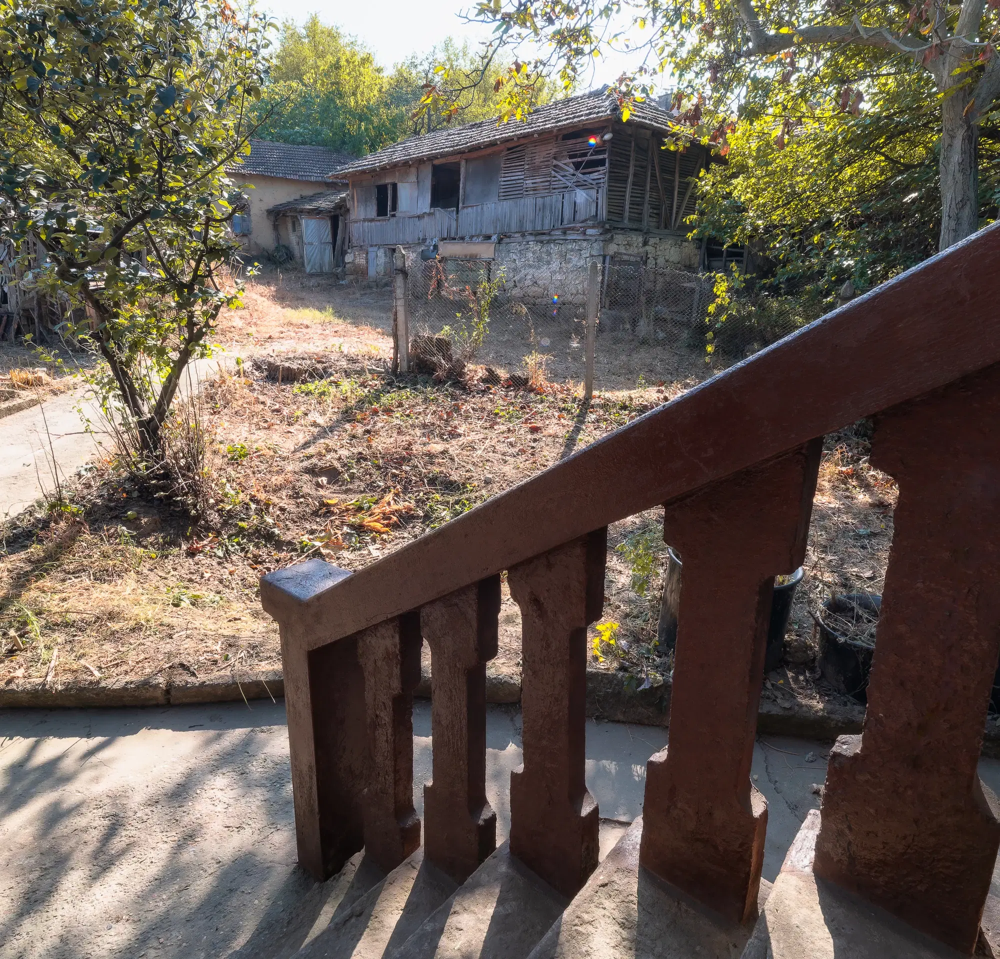 Woning met 2 verdiepingen, bijgebouwen en 2.500 m2 grond in Ostrov-upon-Danube - Bulgarije