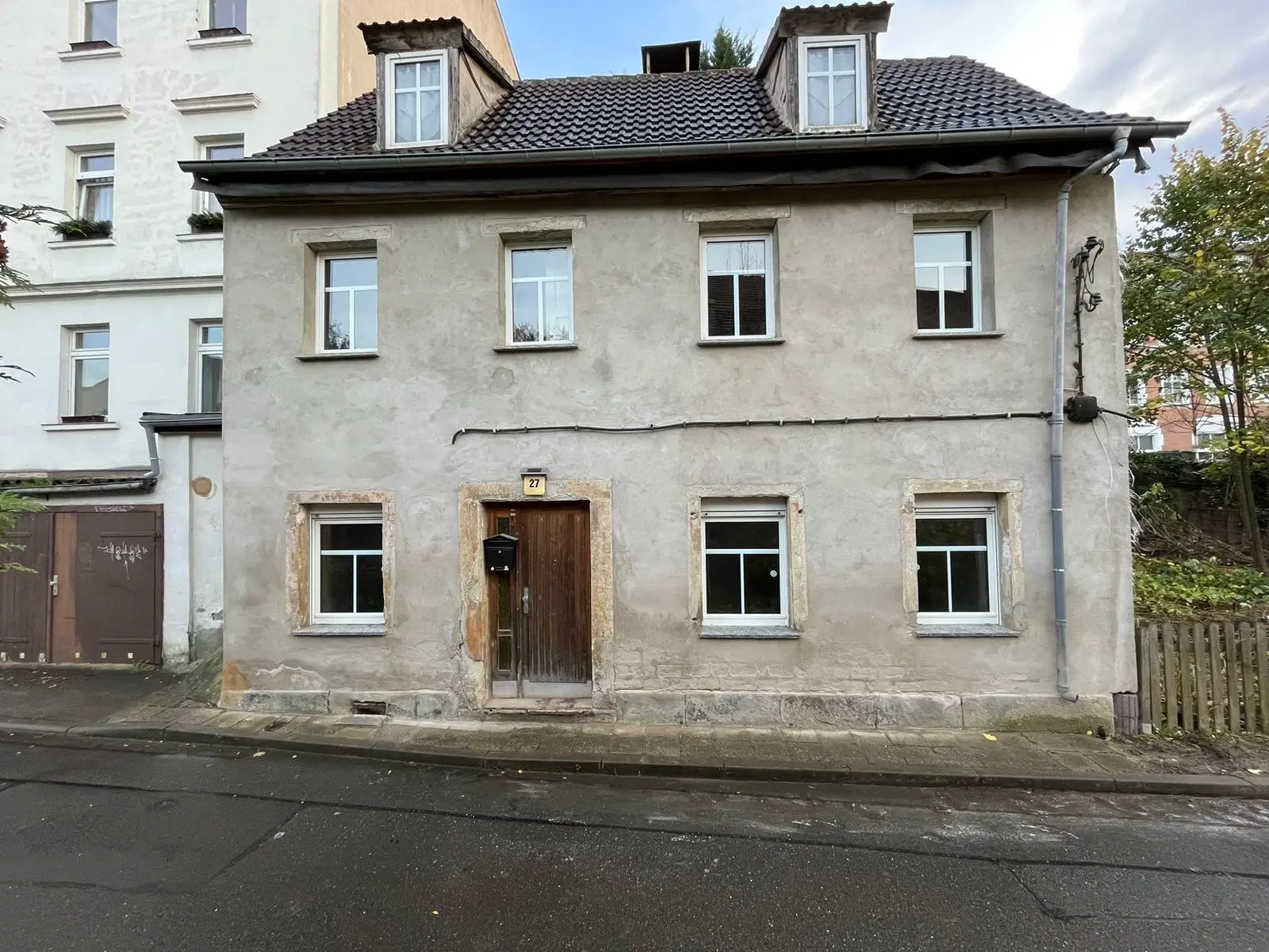 Vrijstaand object met 2 voormalige woningen en 1 schuur in Zeitz - Duitsland